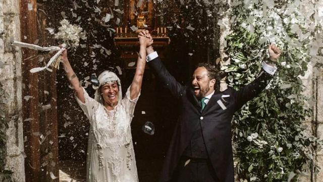 Los novios, Carmen y José, saliendo de la iglesia