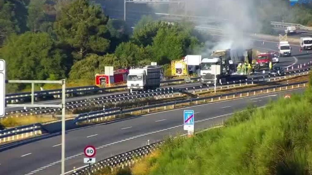 Incendio en un camión en la A-52 en Quins (Ourense).