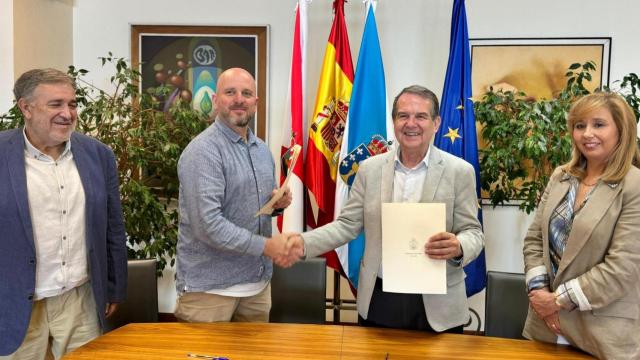 Firma del convenio entre O Marisquiño y el Concello de Vigo.