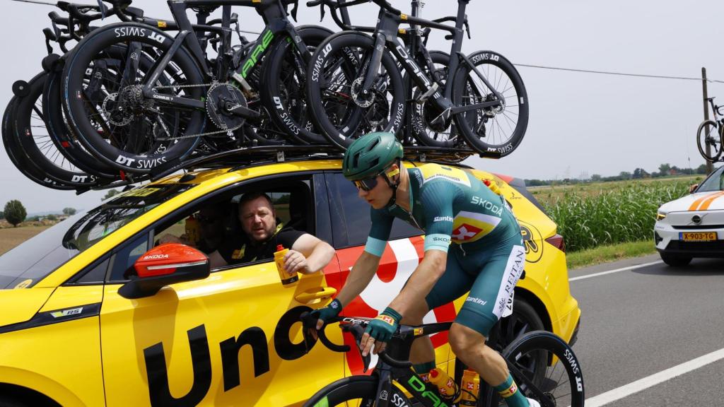 El corredor Jonas Abrahamsen acudiendo al coche del Uno-X-Pro Cycling Team.