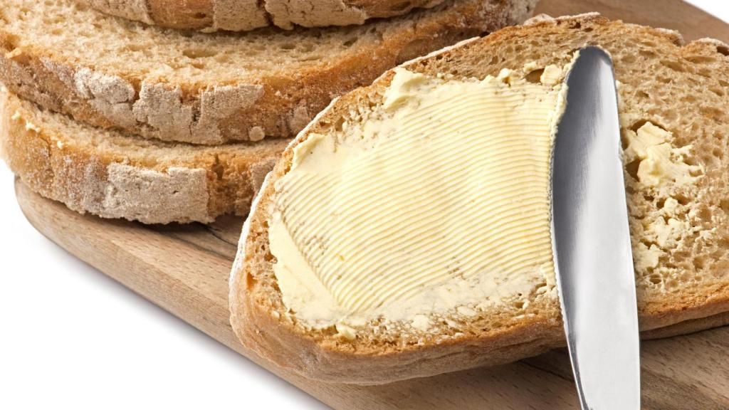 Untando mantequilla en una rebanada de pan