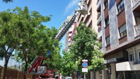Los bomberos de Valladolid en el edificio donde se ha caído una loseta