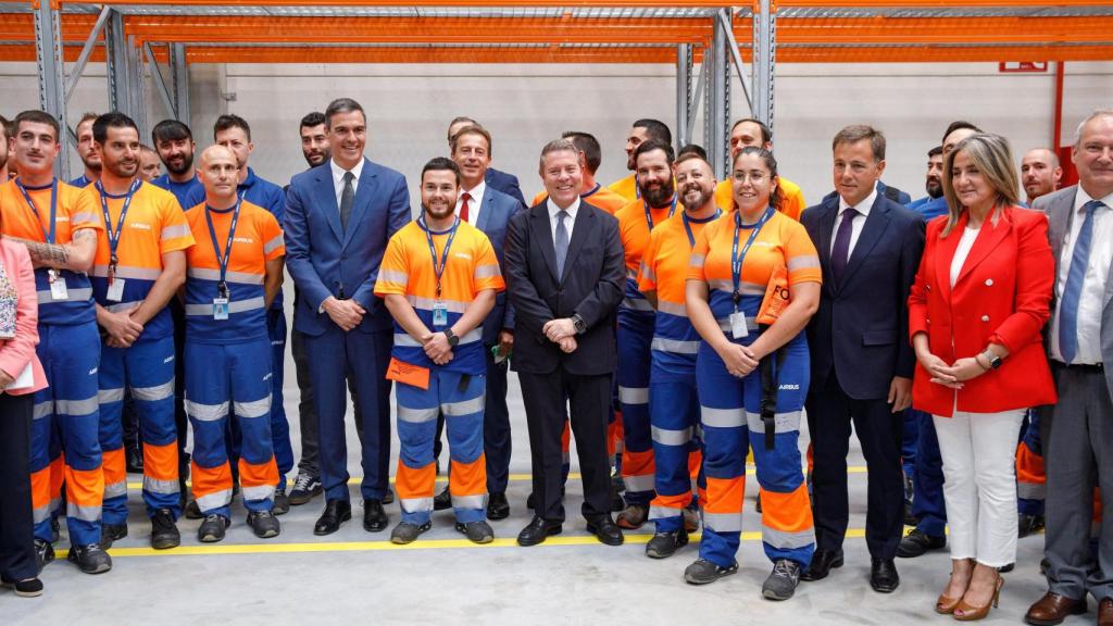 Pedro Sánchez y Emiliano García-Page con un grupo de trabajadores de Airbus.