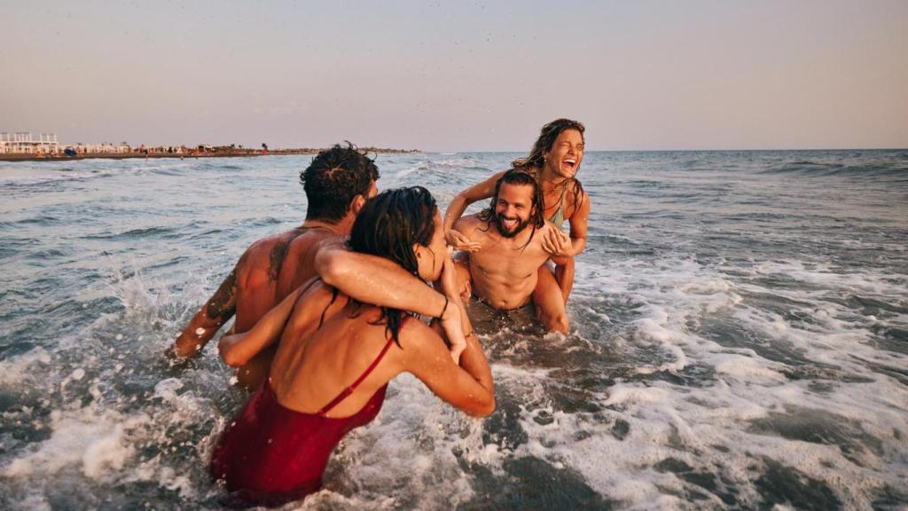 Amigos divirtiéndose en el mar.