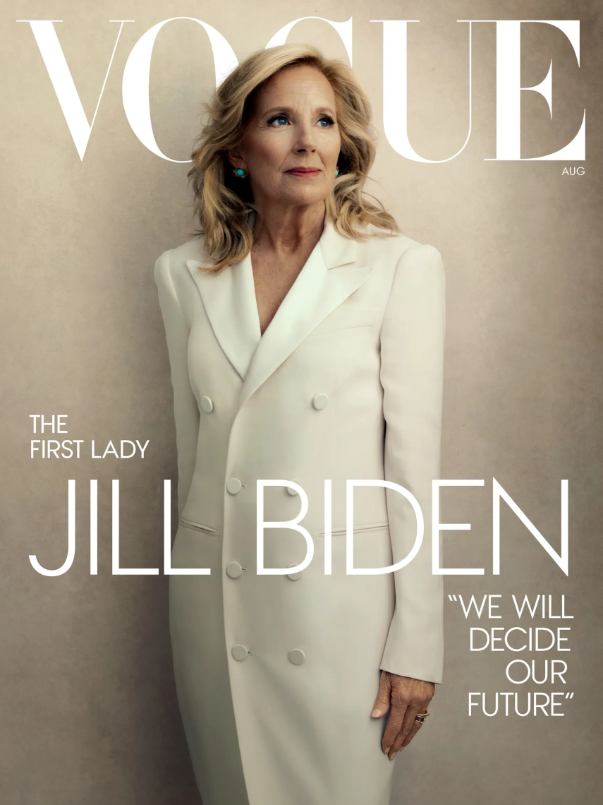 Portada del número de agosto de 'Vogue', donde aparece Jill Biden vistiendo un esmoquin blanco de Ralph Lauren.