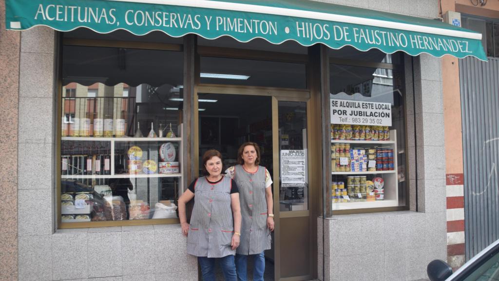 Mari Carmen Gómez y Mari Luz Hernández, en la puerta de la tienda de Hijos de Faustino Hernández que lleva en la calle Sevilla de Valladolid desde 1969