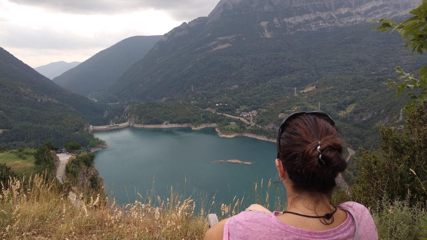 El espectacular embalse entre montañas en el que se permite el baño