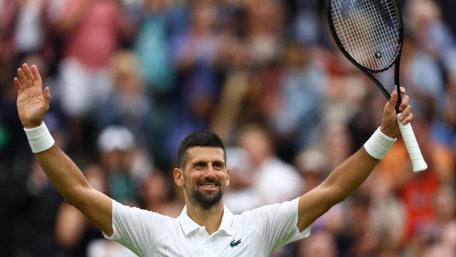 Novak Djokovic celebra su triunfo ante el checo Vit Kopriva en su debut en Wimbledon
