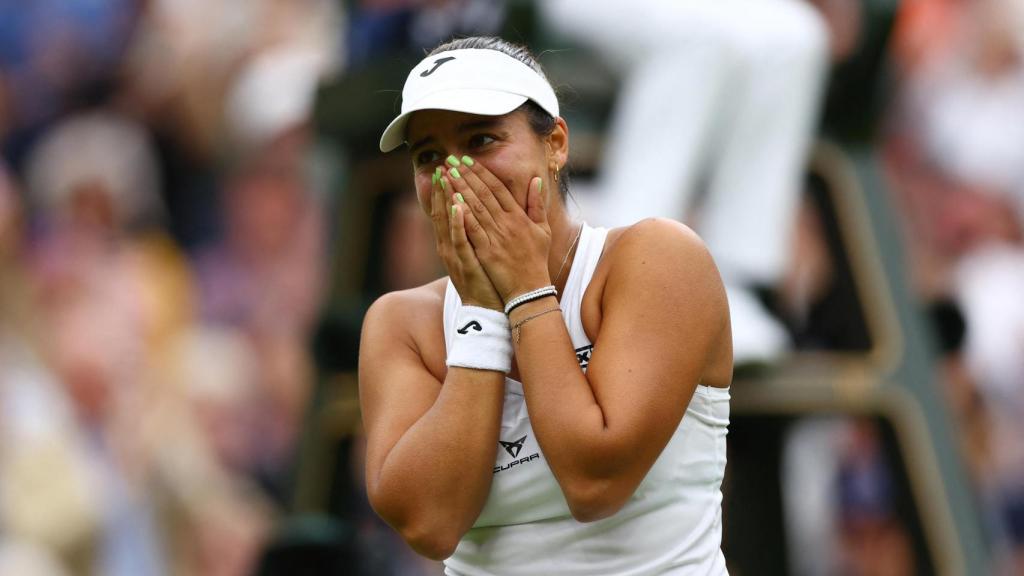 Jéssica Bouzas se emociona tras ganar su primer partido en Wimbledon.
