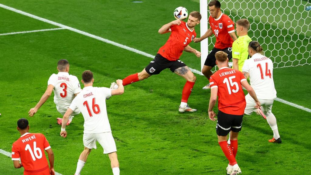 Demiral remata a gol ante Austria.