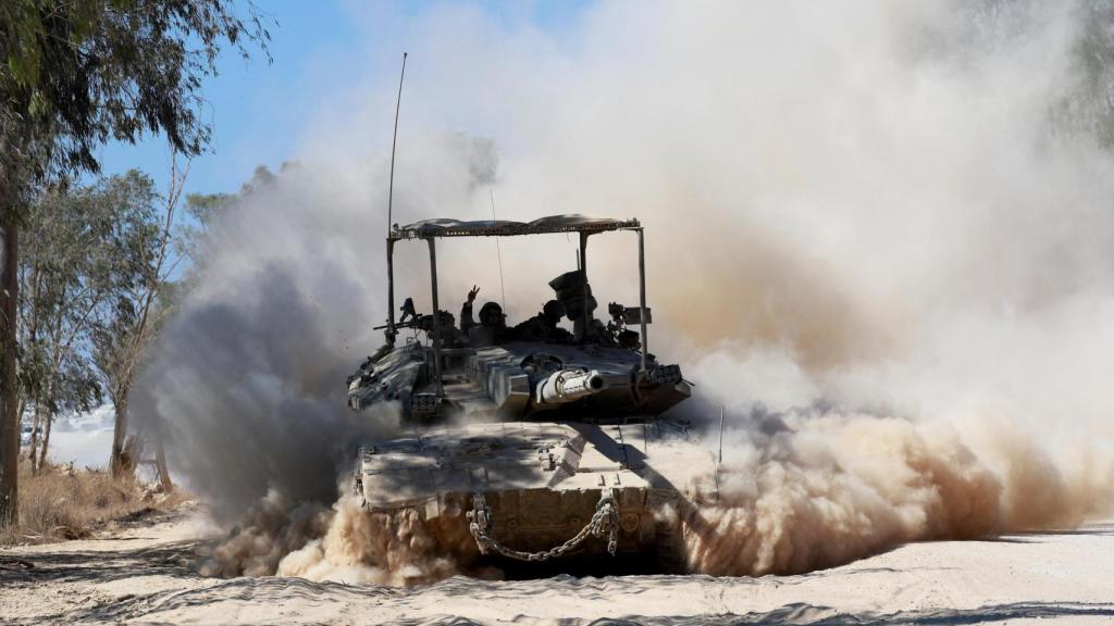 Un tanque israelí maniobra cerca de la frontera con Gaza este martes.