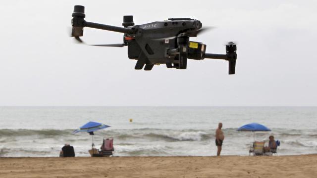 Uno de los drones con los que la Policía Nacional presenta el refuerzo de medios para este verano en Alicante.