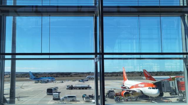 Una vista de la pista del aeropuerto Miguel Hernández de Alicante - Elche esta primavera.