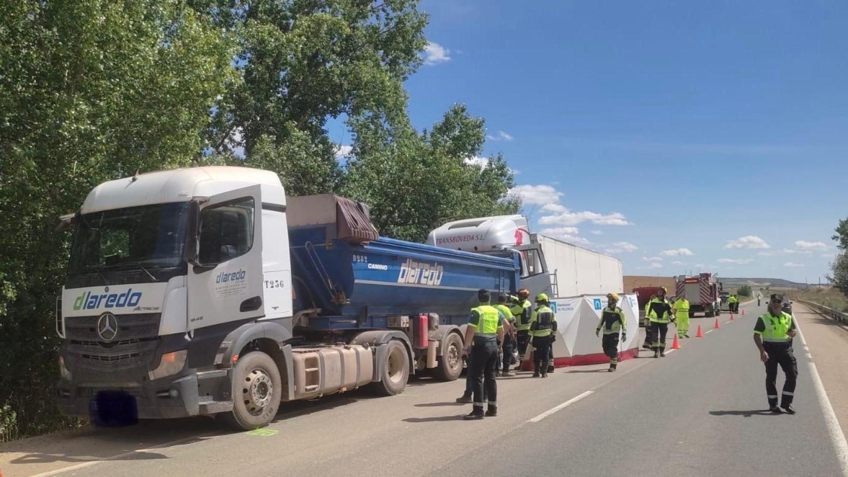 Los dos camiones tras el accidente en Monzón de Campos