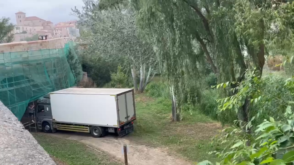 Un camión intenta pasar por debajo del puente de Piedra en Zamora