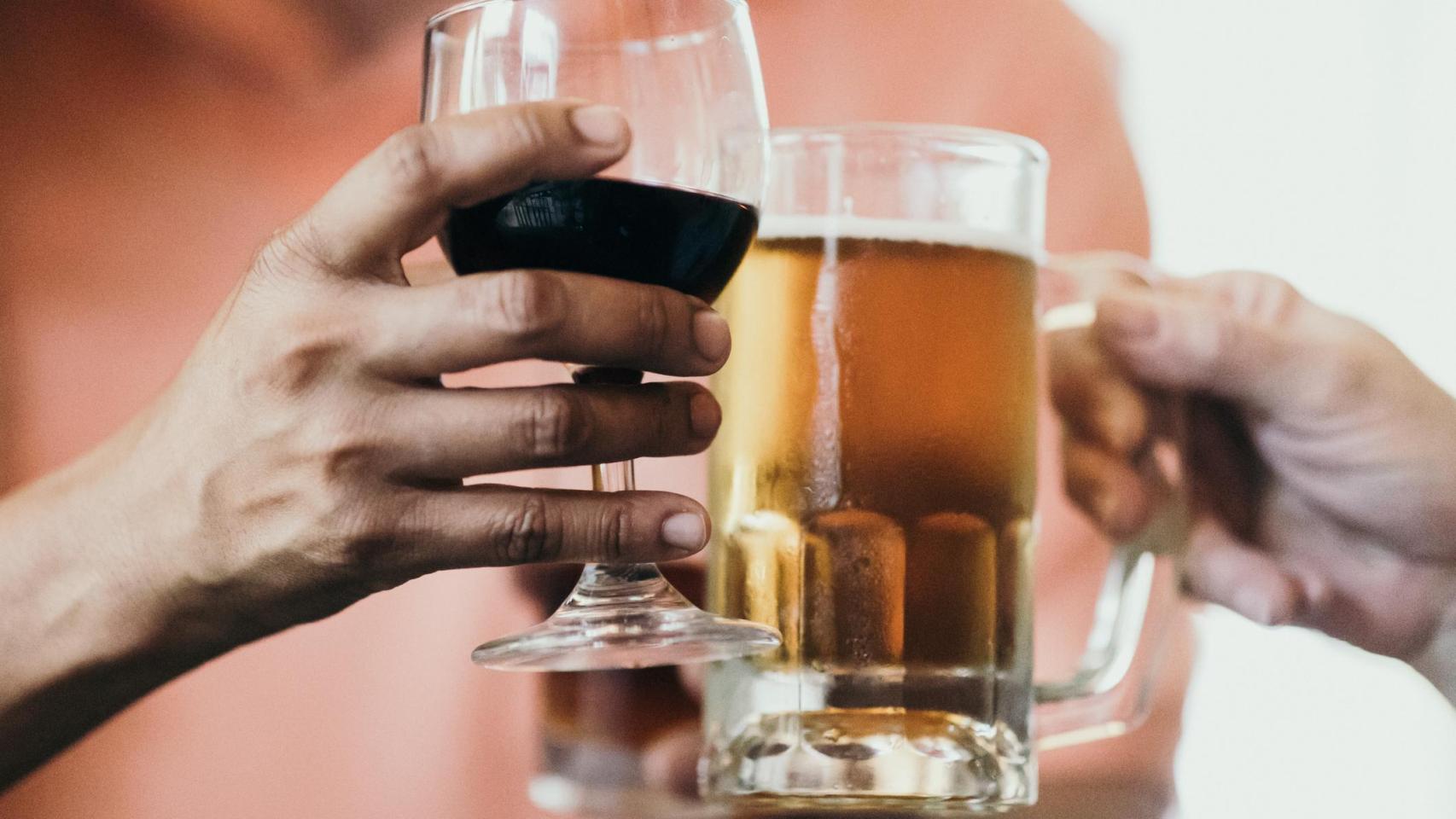 Una copa de vino tinto y una jarra de cerveza.