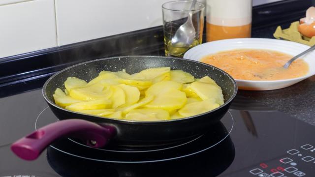 Una sartén lista para preparar una tortilla de patatas.