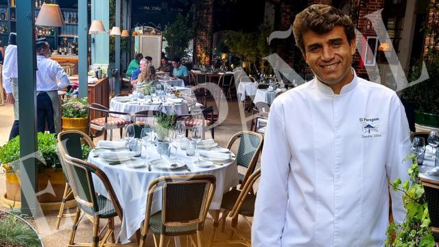 Sandro Silva, el restaurador de la 'jet set', junto a su restaurante Áurea en un fotomontaje de El Español.