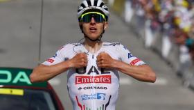 Tadej Pogacar celebra su victoria tras el descenso del Galibier en la cuarta etapa del Tour de Francia.