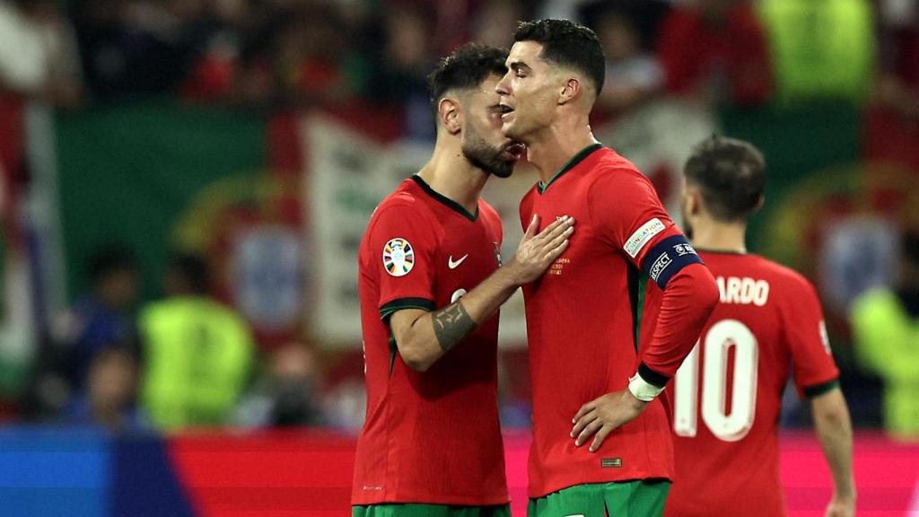 Cristiano Ronaldo, siendo consolado por un compañero tras fallar un penalti ante Eslovenia