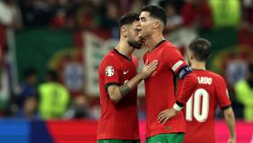 Cristiano Ronaldo, siendo consolado por un compañero tras fallar un penalti ante Eslovenia