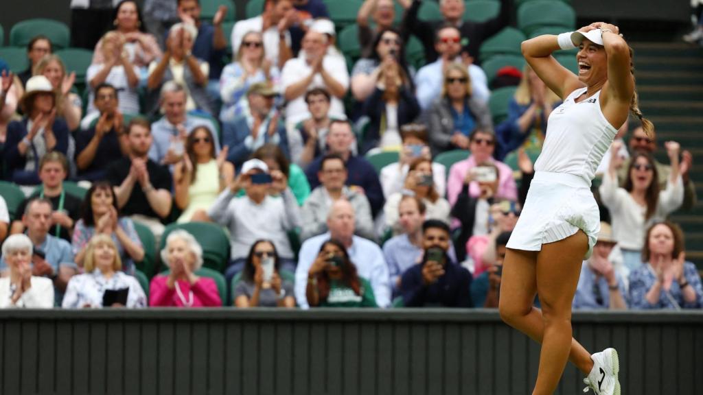 Jéssica Bouzas celebra su victoria ante Maketa Vondrousova en Wimbledon 2024
