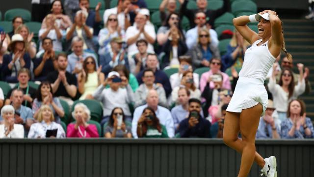 Jéssica Bouzas celebra su victoria ante Maketa Vondrousova en Wimbledon 2024