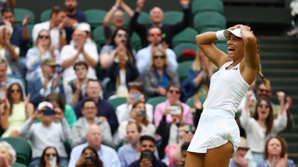 Jéssica Bouzas celebra su victoria ante Maketa Vondrousova en Wimbledon 2024