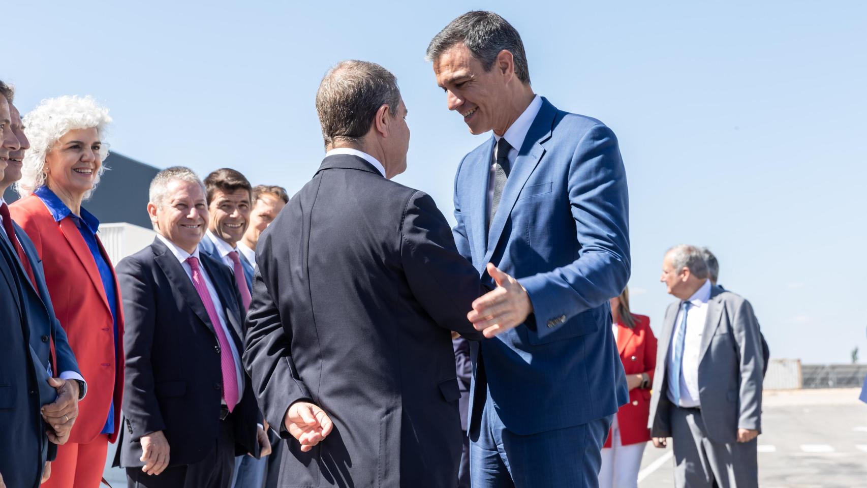 Pedro Sánchez y Emiliano García-Page se saludan a su llegada al acto de Airbus en Albacete.