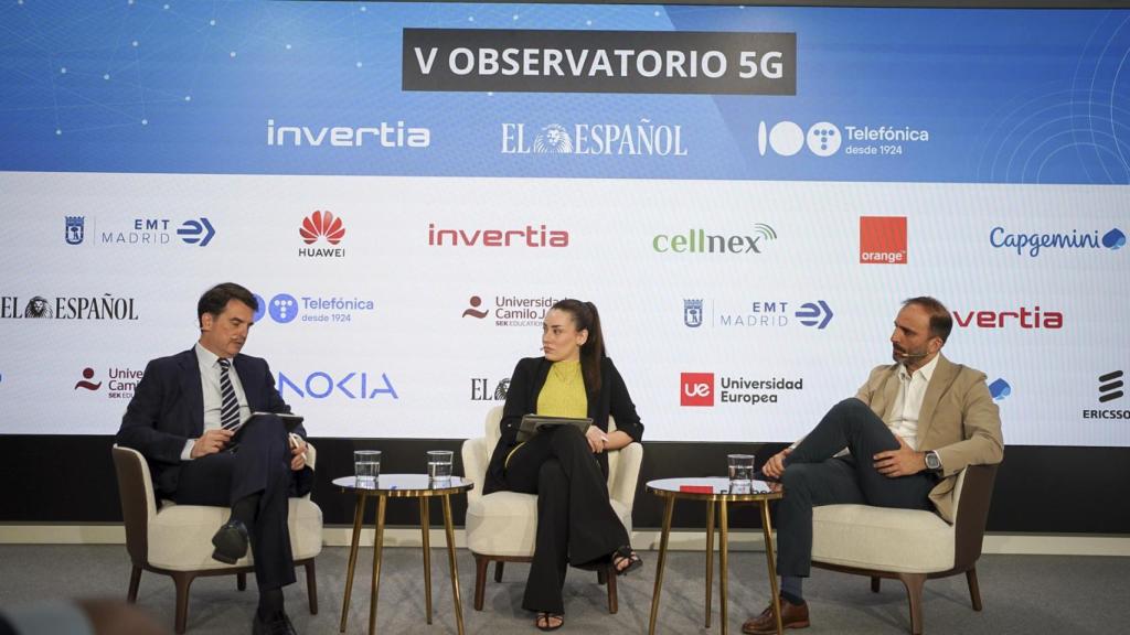 Carlos Acha Ledesma, director de Tecnología e Innovación de la EMT Madrid; Alba Pérez, redactora de EL ESPAÑOL-Invertia, y José García Pacheco, CIO de Astara.