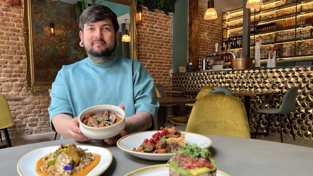 El Chef Pablo Donoso de Distrito Vegano Invernadero con algunos de sus platos de la carta.