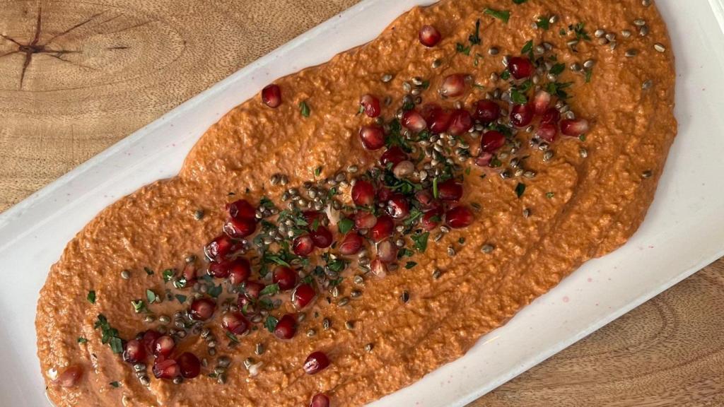 Muhammara artesano con semillas de cáñamo del Menú Tapeo de Distrito Vegano Invernadero.