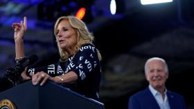 Jill Biden habla durante un mitin de campaña en Raleigh (Carolina del Norte) la noche después del debate presidencial.