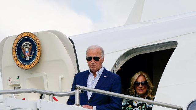 Joe y Jill Biden salen del Air Force One, el sábado en Nueva Jersey.