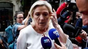 La líder de Agrupación Nacional, Marine Le Pen, llegando a la sede del partido este lunes en París.