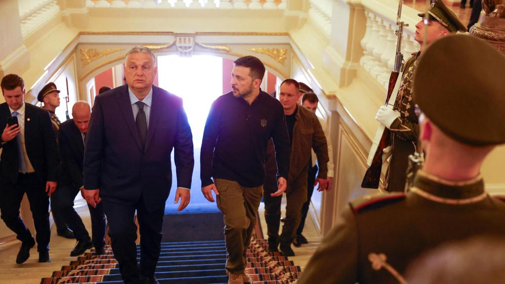 El primer ministro de Hungría, Viktor Orbán, junto a Zelenski este martes en Kiev.