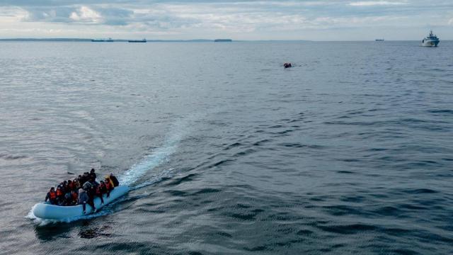 En esta vista de un dron, dos botes inflables que transportan migrantes pasan junto a un buque de la marina francesa mientras se dirigen a Inglaterra en el Canal de la Mancha, Gran Bretaña, el 4 de mayo de 2024.