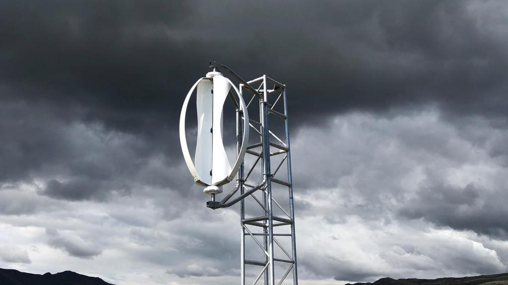 Un aerogenerador Njord instalado en una torre de telecomunicaciones