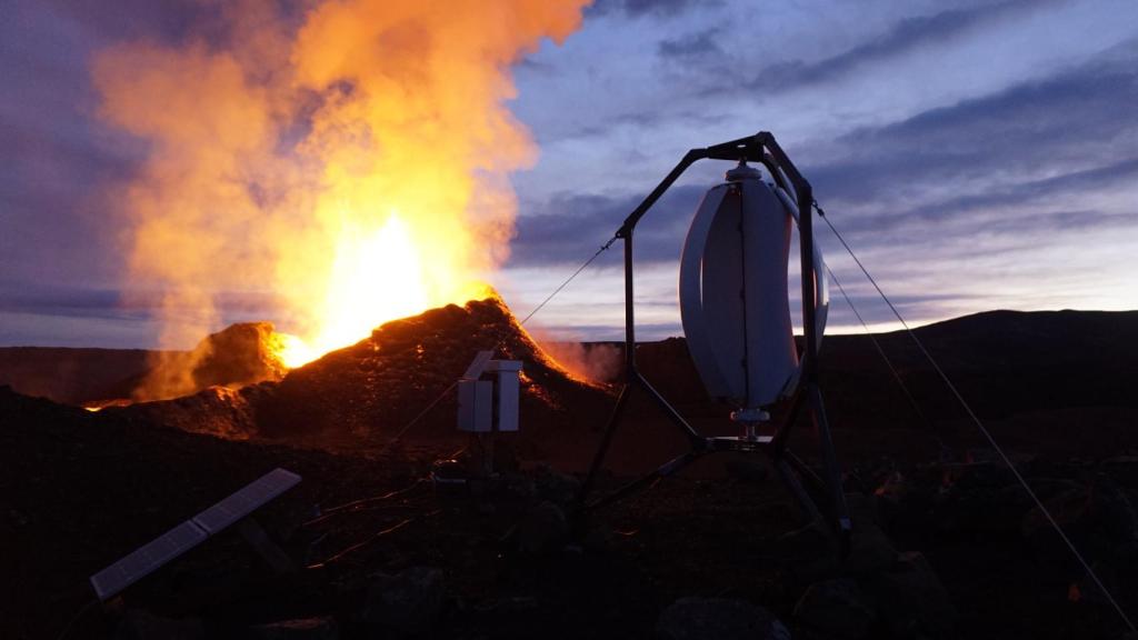 Un aerogenerador de IceWind instalado junto a un volcán