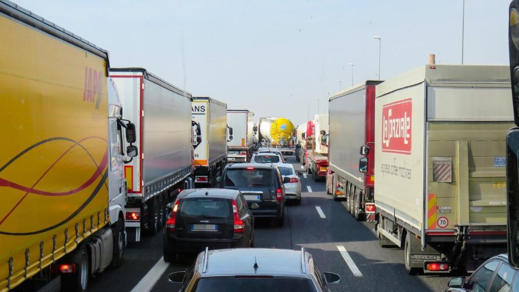 Atasco de camiones en una carretera