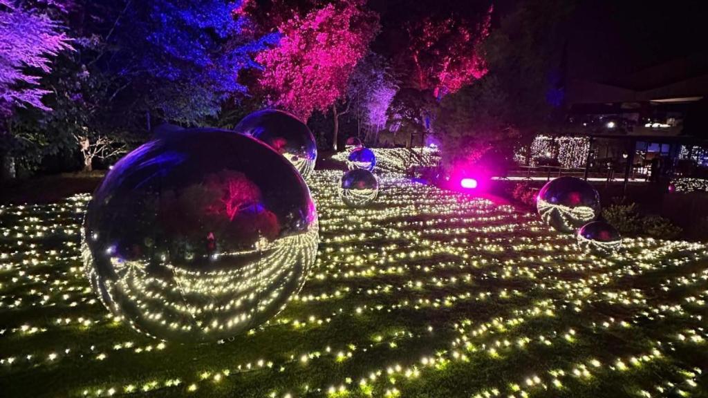 Los jardines de la Finca Montesqueiro decorados con miles de luces LED y bolas gigantes