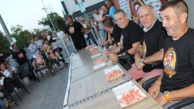 Concursante de una de las rondas de comer gambas, en Los Bermejales.