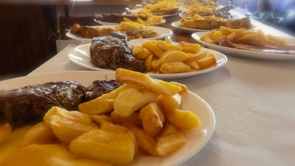 Platos de carne en el restaurante.