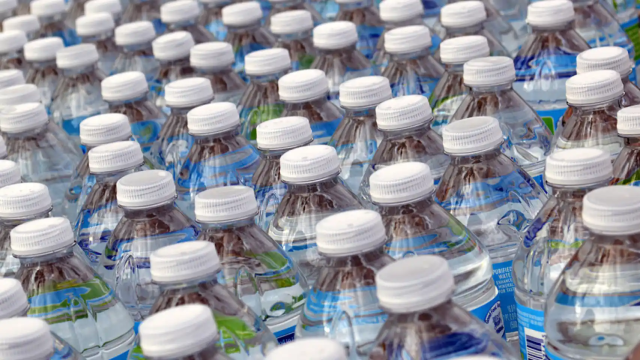 Imagen de archivo de botellas de plástico.