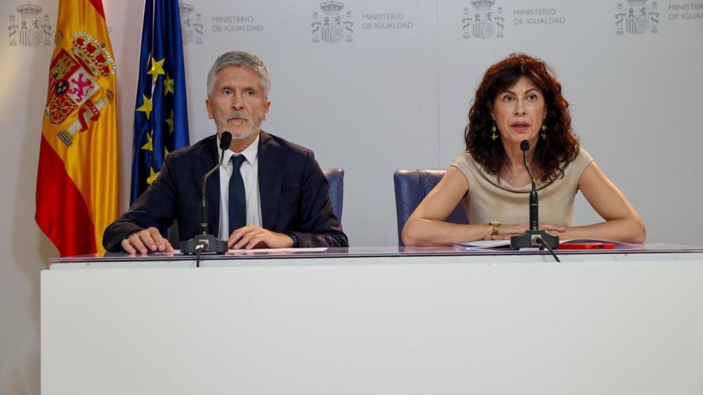 La ministra de Igualdad, Ana Redondo (d), y el ministro del Interior, Fernando Grande-Marlaska (i), ofrecen una rueda de prensa tras la reunión del comité de crisis de este martes.