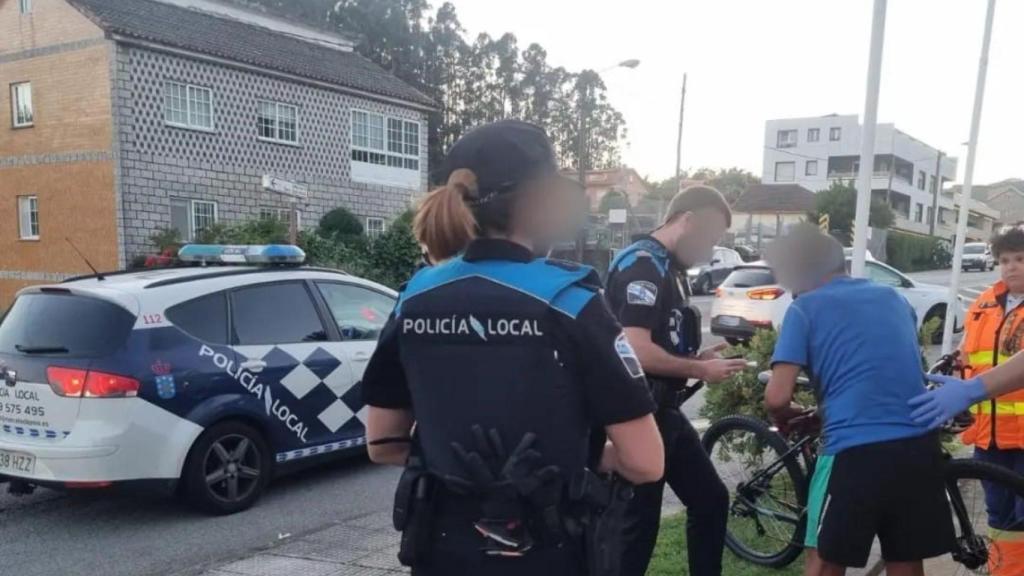 La Policía Local de Poio con el ciclista sancionado.