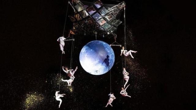 Espectáculo de danza aérea que sobrevoló Valencia en la inauguración de la Gran Feria de Valencia. EE