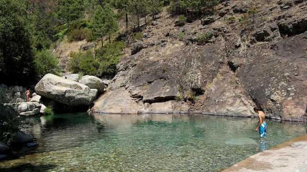 El Charco Verde, en Guisando (Ávila), es un cobijo natural enmarcado en un paraje de belleza incomparable a las faldas de la Sierra de Gredos