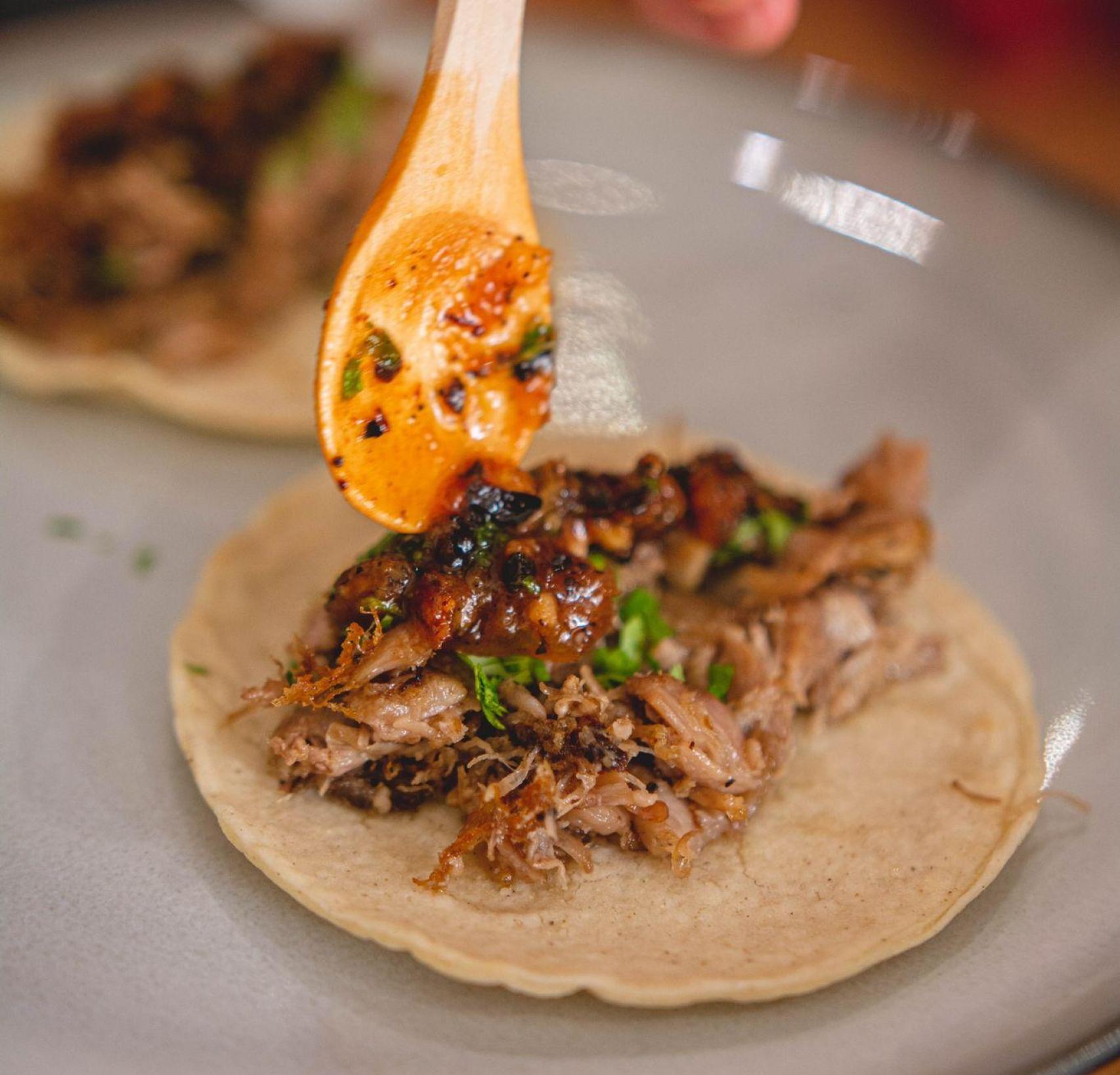 Preparación de un taco mexicano en Los Chamacos. EE