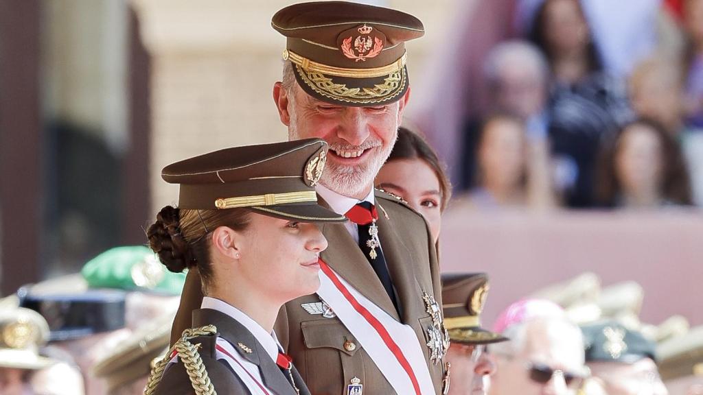 El rey Felipe VI sonríe mientras mira a su hija, la princesa de Asturias.